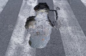 La voragine in via Martiri della Libertà (© foto Cronache Nuoresi)