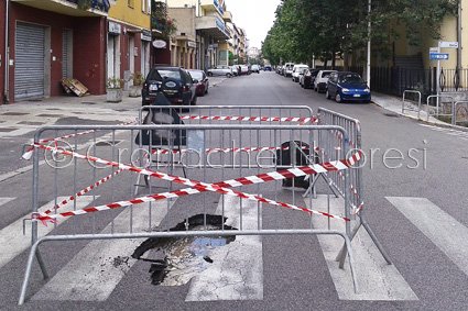 La voragine in via Martiri della Libertà (© foto Cronache Nuoresi)