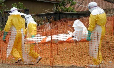 Soccorsi a una vittima del virus Ebola