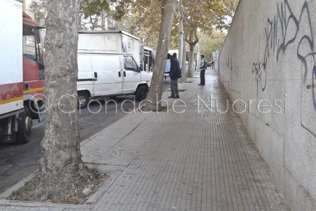 L'allestimento deli banchi in via D'Azeglio (© Cronache Nuoresi)