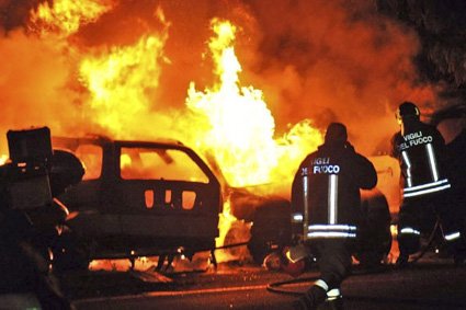 I Vigili del fuoco domano le fiamme