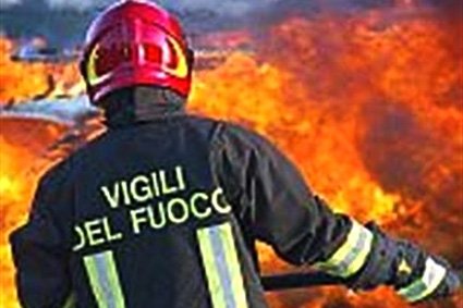 I vigili del fuoco domano le fiamme