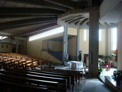L'interno della parrocchia di Santa Maria Gabriella