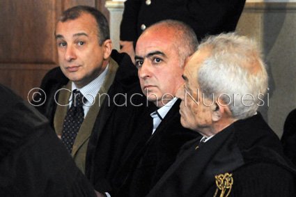 Francesco Rocca e i suoi difensori. (foto © Cronache Nuoresi)