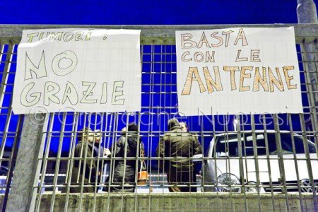 Slogan di protesta per il nuovo ripetitore (© foto S.Novellu)