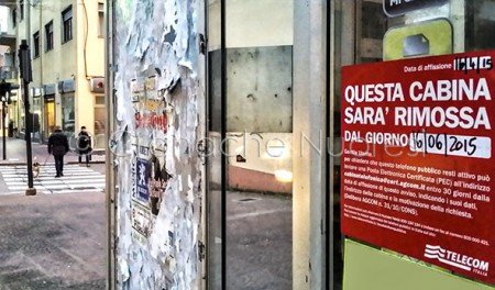 Il cartello con la data di rimozione della cabina (© foto Cronache Nuoresi)