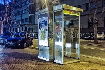 Una delle ultime cabine telefoniche nuoresi (© foto Cronache Nuoresi)