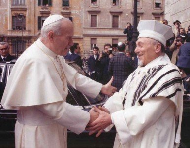 Il saluto tra Papa Giovanni XXII e il rabbino Elio Toaff