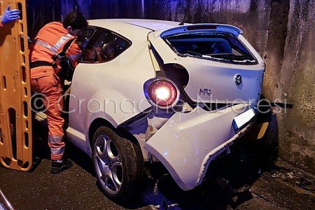 I soccorsi alla conducente dell'Alfa Mito