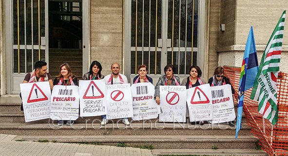 Un momento del sit-in di protesta dei precari davanti al Comune (© foto S.Novellu)