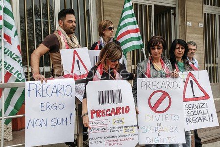 Un momento del sit-in di protesta dei precari davanti al Comune (© foto S.Novellu)