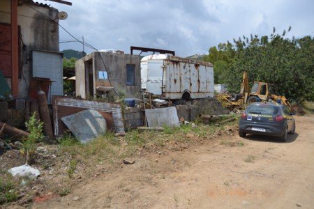 Un'auto della Guardia di finanza davanti alla discarica