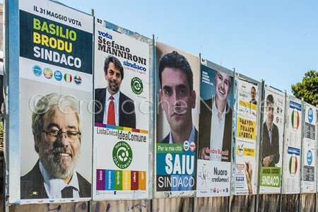 I manifesti della campagna elettorale (© foto S.Novellu)