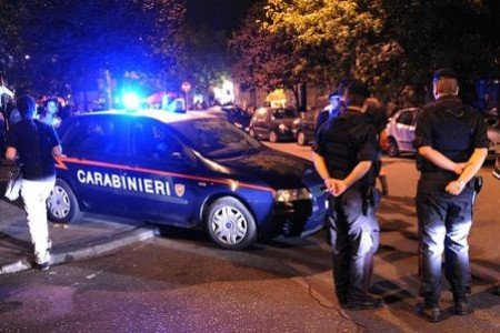 Carabinieri davanti a un locale notturnoCarabinieri davanti a un locale notturno