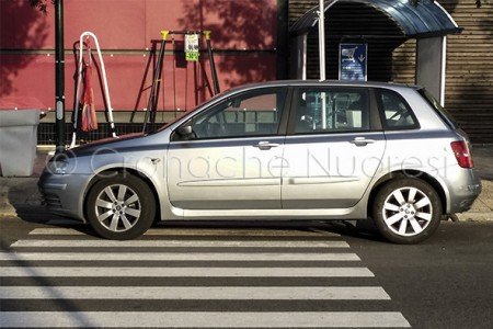 Nuoro: auto in sosta sulle strisce pedonali davanti a un noto centro commerciale