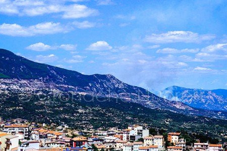 Un'immagine dell'incendio sviluppatosi tra Arzana e Villagrande Strisaili (foto Piroddi)