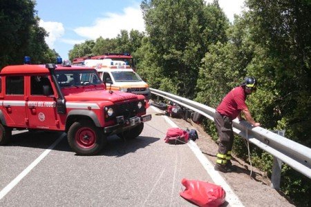 Viglili del fuoco e 118 sul luogo dell'incidente (foto Vigili del fuoco)