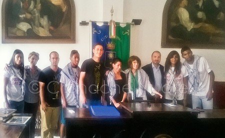 Foto di gruppo delladelegazione palestinese ricevuta in Comune