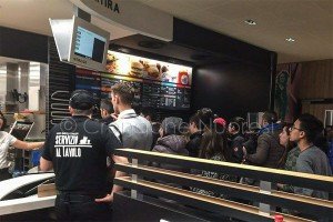 La folla all'inaugurazione del McDonald's nuorese