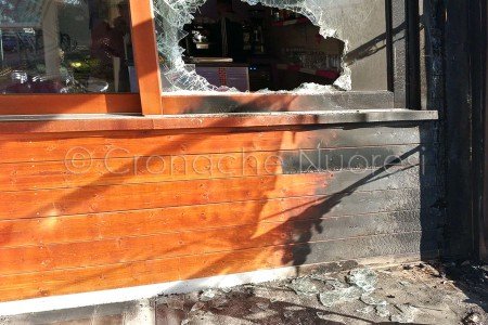 L'esterno del chiosco-bar oggetto dell'attentato incendiario (foto S.Meloni)