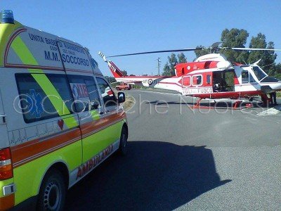 Un'ambulanza della MM Soccorso con l'elisoccorso dei VdF