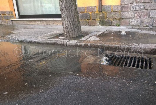 Liquami in via Veneto (foto Cronache Nuoresi)