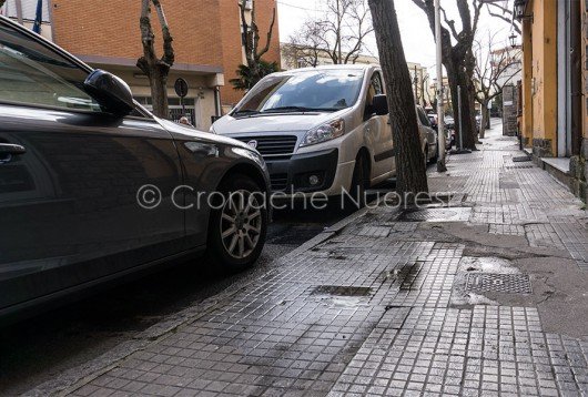 Liquami in via Veneto (foto Cronache Nuoresi)