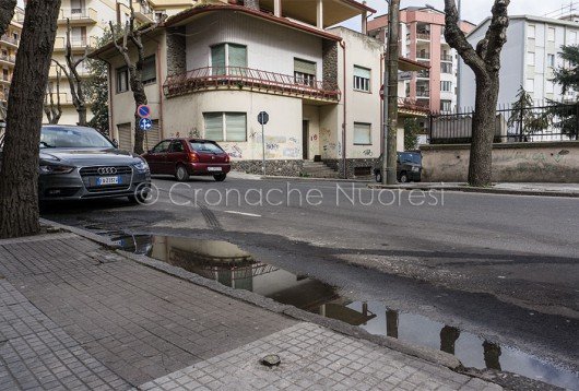 Liquami in via Veneto (foto Cronache Nuoresi)