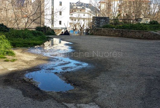 Nuoro, liquami fognari in un cortile condominiale sopra piazza Veneto (foto Cronache Nuoresi)