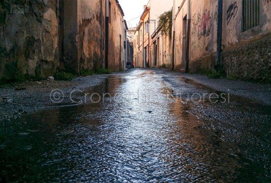 Nuoro, via Massimo D'Azeglio, perdita d'acqua (foto Cronache Nuoresi)