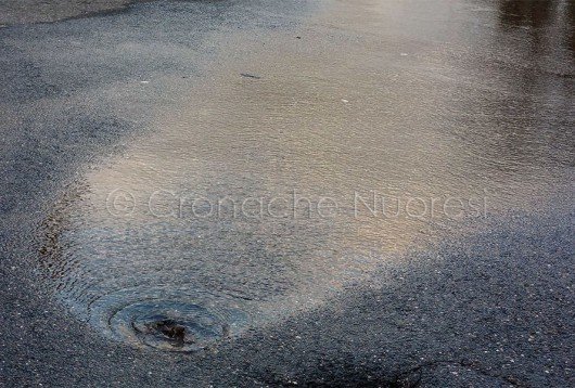 Nuoro, via Catte, perdita d'acqua (foto Cronache Nuoresi)