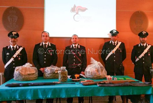 Carabineri con la droga e le armi sequestrate (foto Cronache Nuoresi)