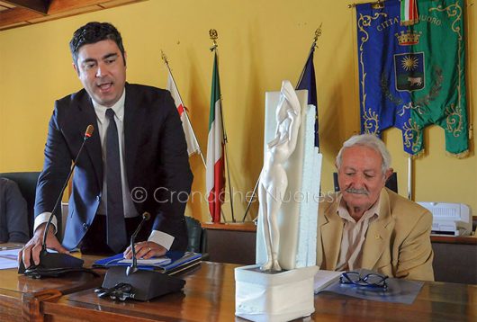 Un momento della donazione della statua di Ciusa al Comune di Nuoro