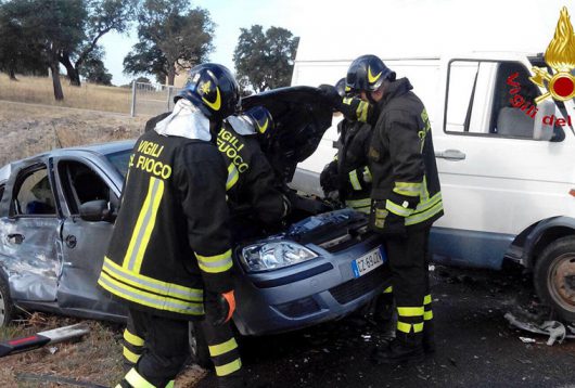 I Vigili impegnati nel recupero dell'Opel Corsa