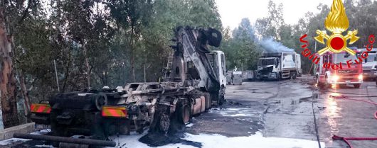 I mezzi distrutti dalle fiamme a Dorgali (foto Vigili del Fuoco)I mezzi distrutti dalle fiamme a Dorgali (foto Vigili del Fuoco)