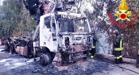 I mezzi distrutti dalle fiamme a Dorgali (foto Vigili del Fuoco)