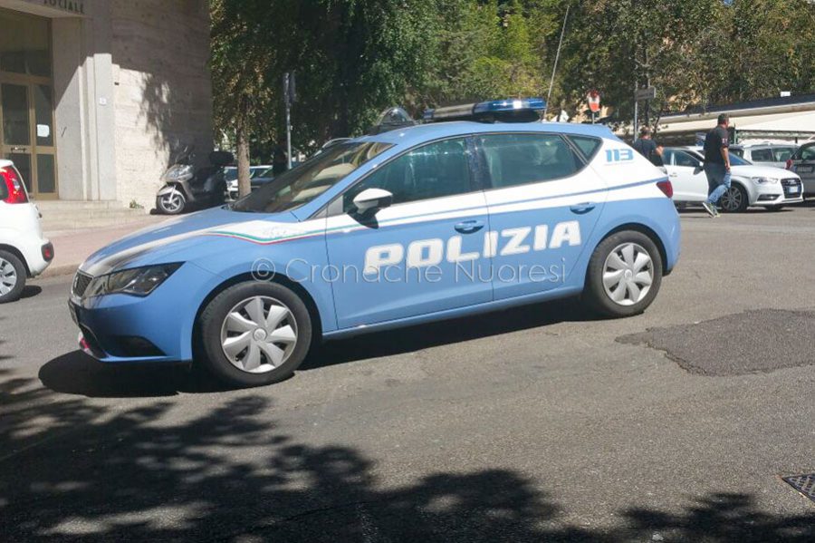 Nuoro Le Punta La Pistola Alla Testa E Le Ruba Auto E Borsetta