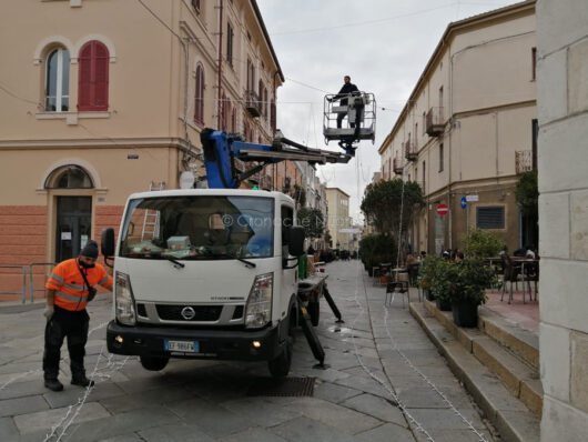 L'installazione delle luminarie natalizie nel corso Garibaldi