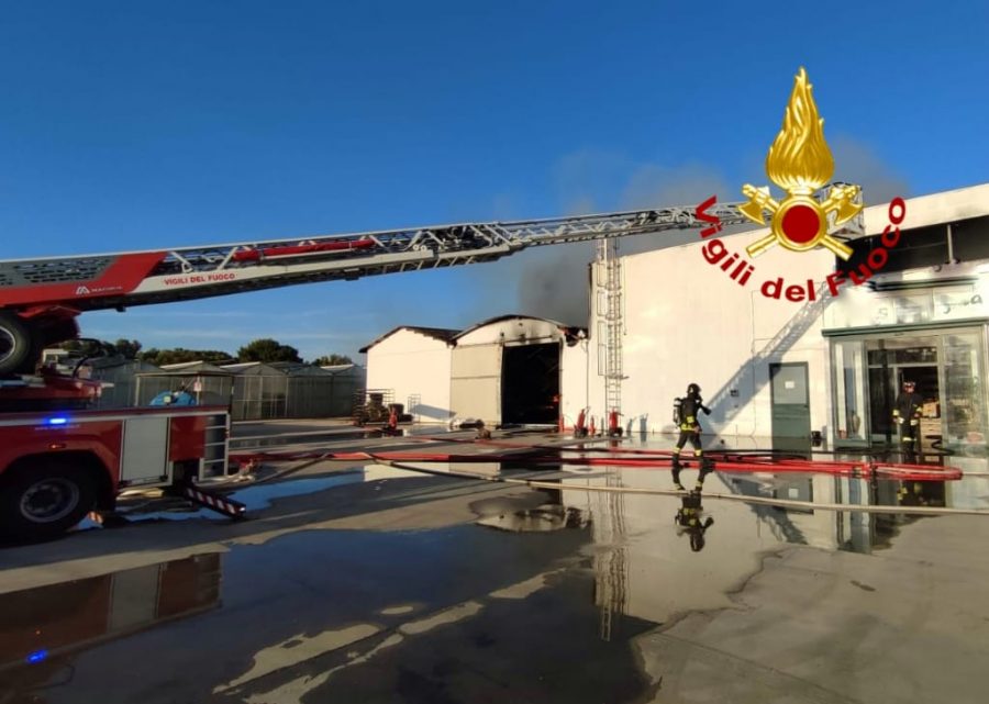 Fiamme Nello Stabilimento Di Ortofrutta Sa Marigosa Capannoni