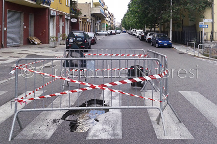 Cede il manto stradale in via Martiri della Libertà