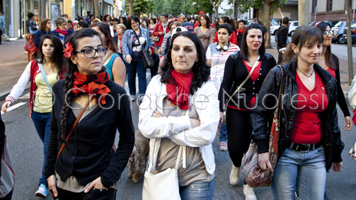 Nuoro: un fiume rosso per dire no alla violenza contro le donne