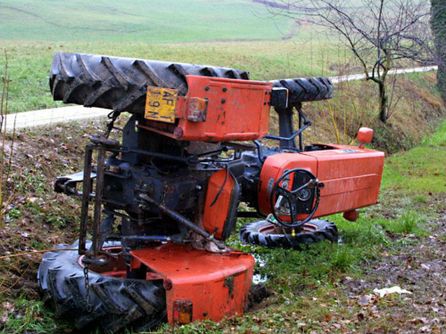 Muore schiacciato dal trattore