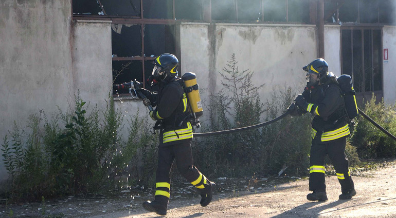 Notte di fuoco: danneggiati un appartamento e un capannone