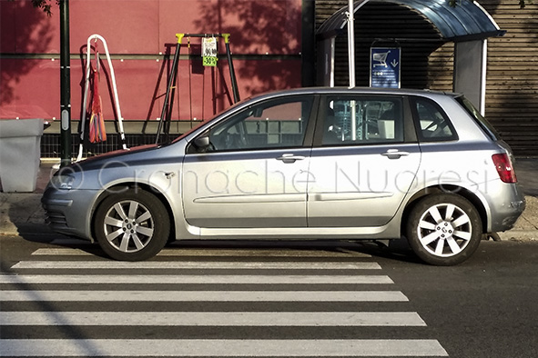 Parcheggi creativi in un pomeriggio nuorese di mezza estate