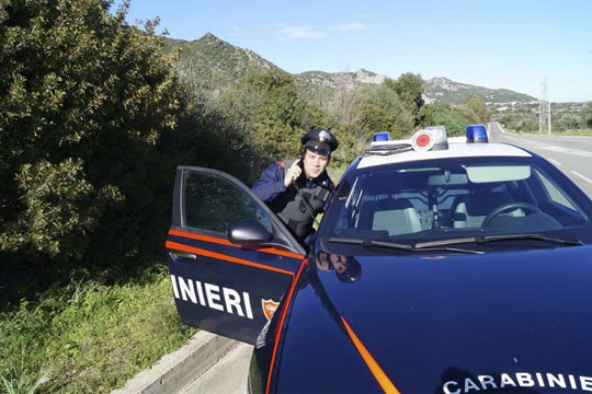 Brucia pneumatici e plastica inquinanti in piena campagna: scatta la denuncia