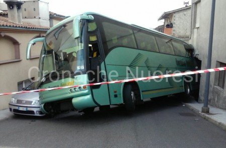 Fonni: bus turistico si schianta contro un’abitazione in centro storico