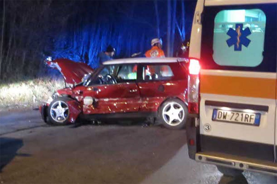 Mini Cooper esce di strada sull’Orientale Sarda: grave una ragazza di Jerzu