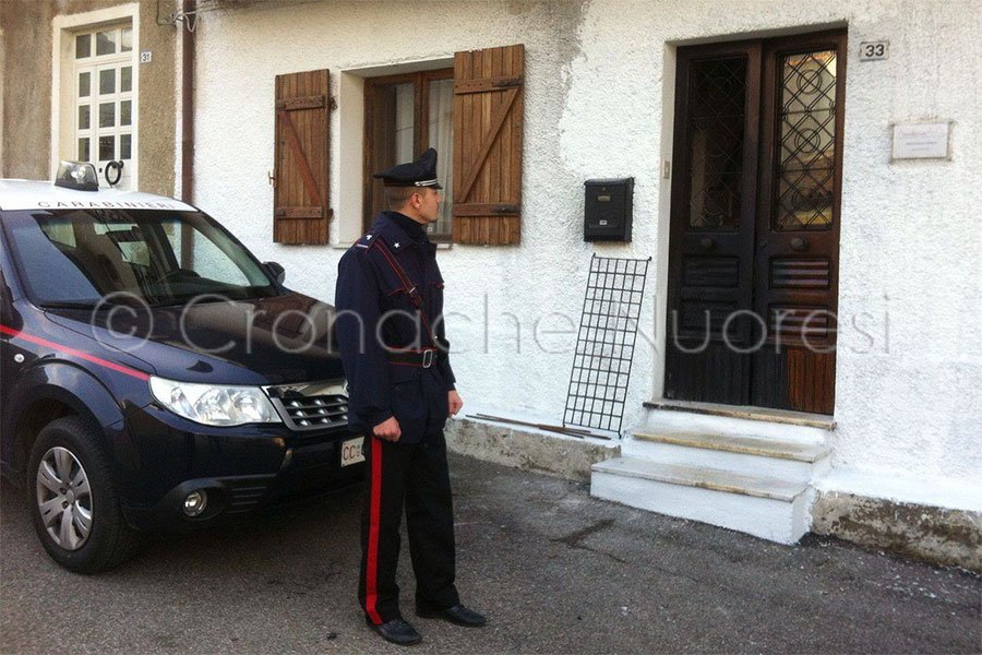 Torpè. Danno fuoco al portone della casa del padre del sindaco. Indagano i Carabinieri