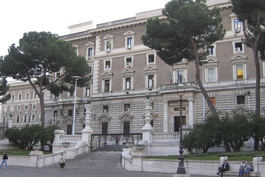 Attentati agli amministratori locali: il ministro Alfano convoca a Roma i vertici delle forze dell’ordine e i sindaci per prendere le contromisure sul fenomeno