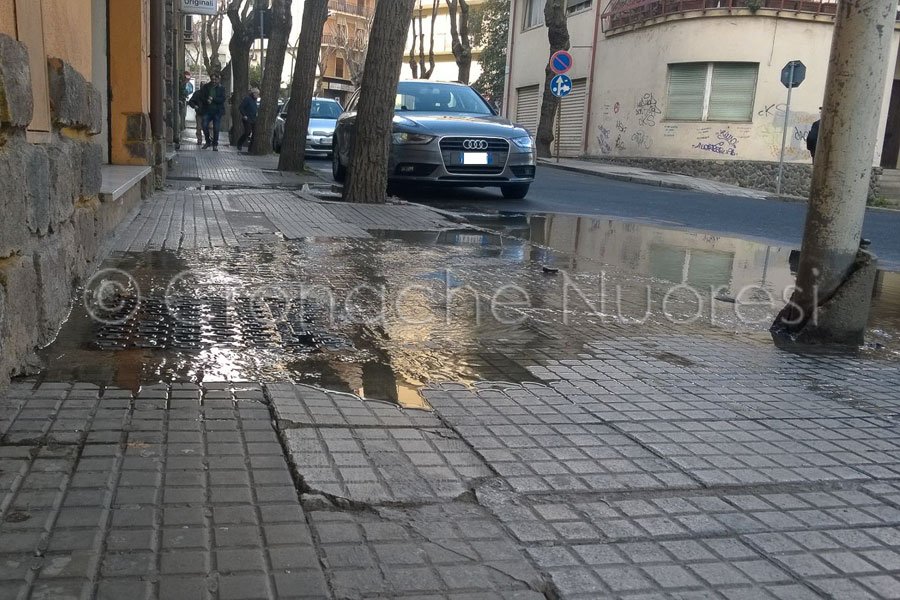 Mentre si aggrava la perdita fognaria in via Veneto Abbanoa comunica che interverrà a breve